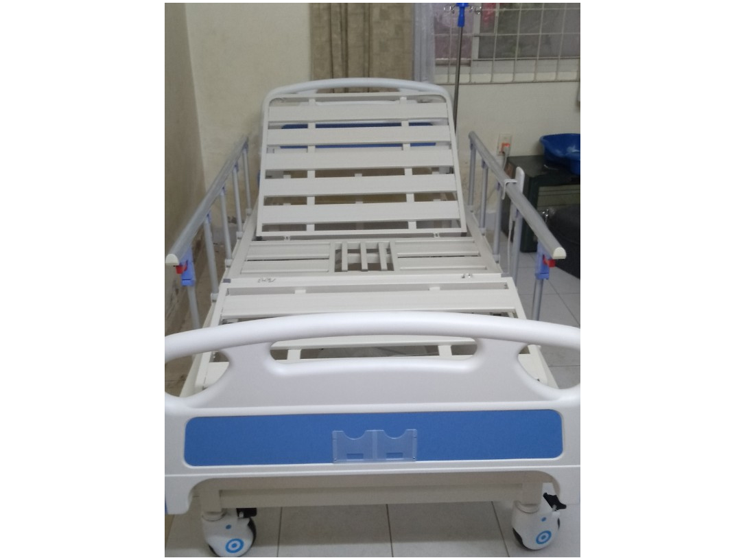 Hai bên thành giường có lan can bảo vệ giường bệnh nhân Tajermy